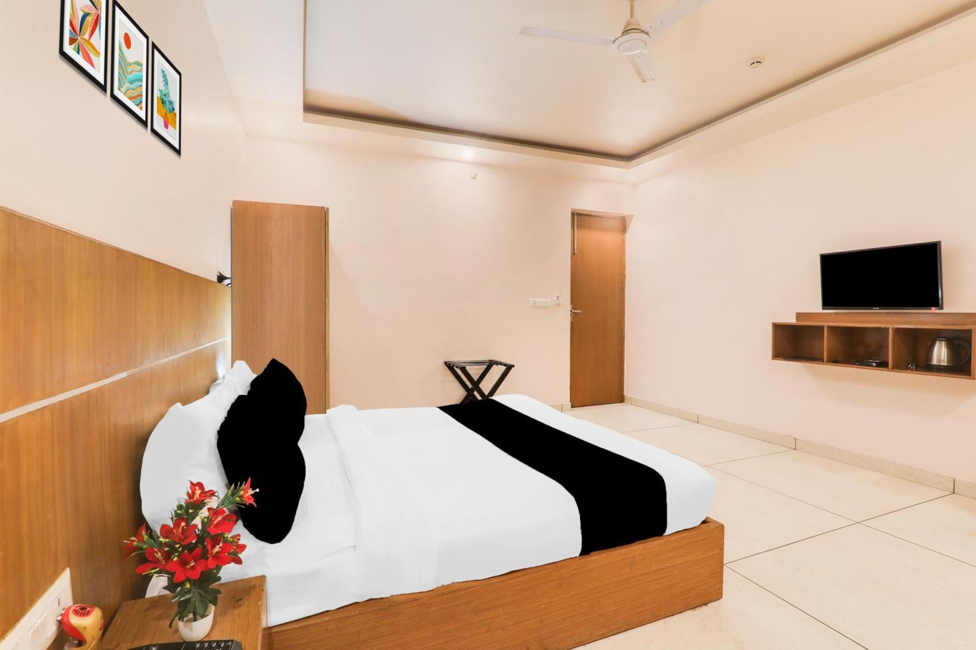 Super Townhouse Viraj Khand Formerly Veridian Inn Chinhat Exterior foto